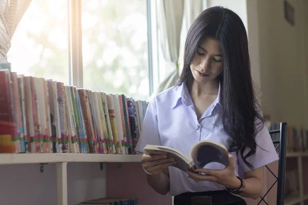 Азиатский Студент Читающий Книгу Библиотеке — стоковое фото
