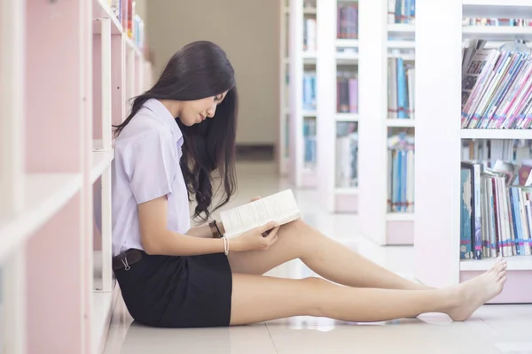 Студент Азиат Читающий Книгу Библиотеке — стоковое фото