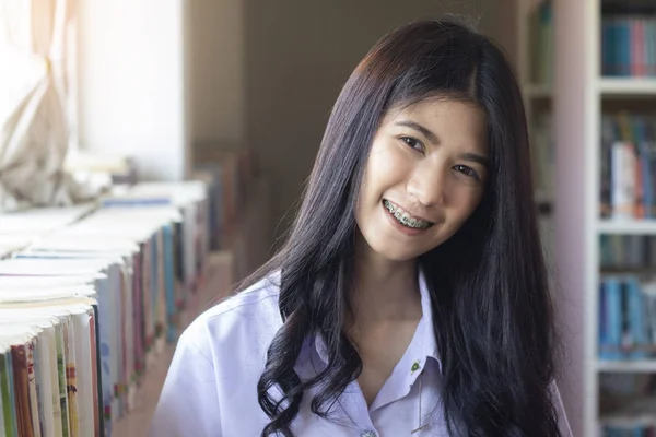 Ung Asiatisk Student Kvinna Biblioteket — Stockfoto