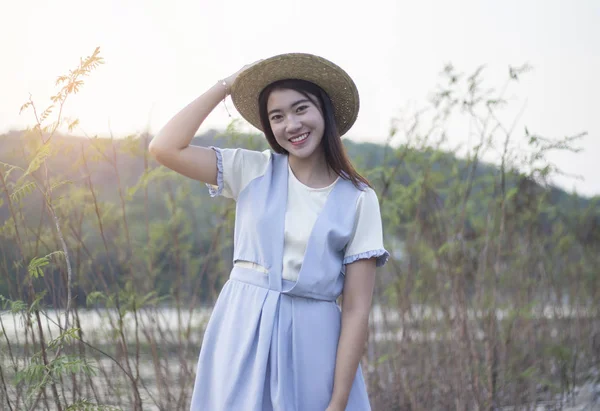 Femmes Asiatiques Debout Sur Plage Avec Chapeau Paille Concept Voyage — Photo