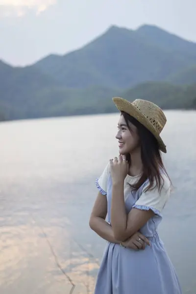 Donne Asiatiche Con Cappello Paglia Cielo Tramonto — Foto Stock