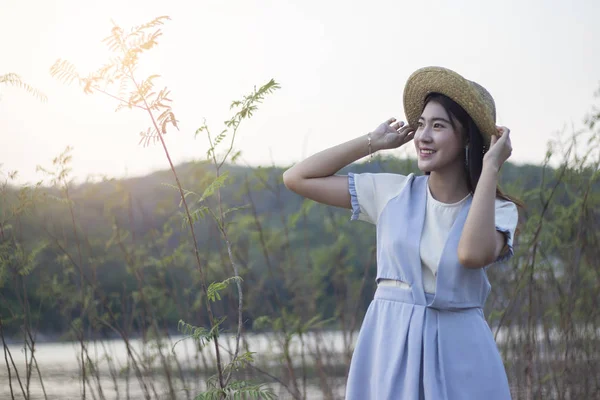 Donne Asiatiche Piedi Sulla Spiaggia Con Cappello Paglia Concetto Viaggio — Foto Stock