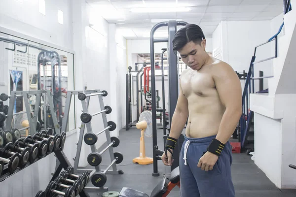 Spor Salonunda Güçlü Ayakta Sağlıklı Genç Adam — Stok fotoğraf