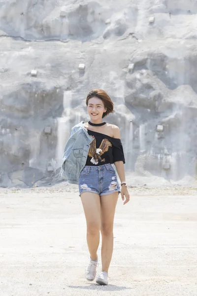 Πορτρέτο Μιας Νεαρής Γυναίκας Χαριτωμένο Ασιατικό Έφηβος Περπάτημα Εξωτερική — Φωτογραφία Αρχείου