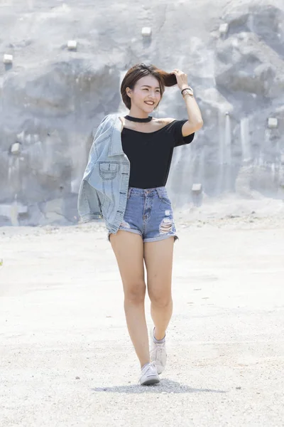 Porträt Einer Niedlichen Asiatischen Teenager Junge Frau Fuß Freien — Stockfoto