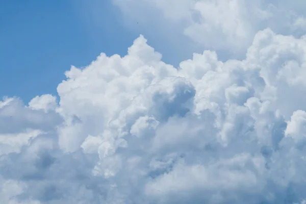 Cielo azul con nubes naturaleza fondo — Foto de Stock