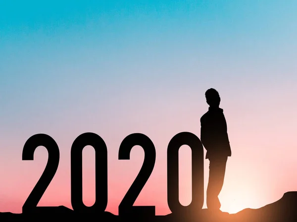 Koncepcja nowego roku 2020, Sylwetka młody sukces biznesmen dowcip — Zdjęcie stockowe
