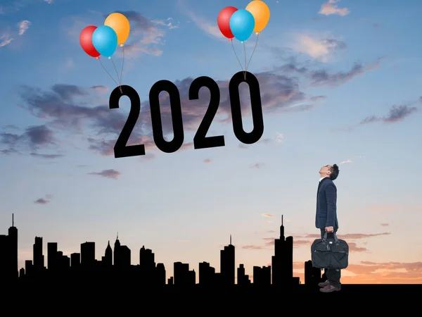 Sylwetka młody Biznes człowiek widząc 2020 — Zdjęcie stockowe