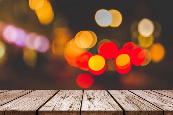 Tampo da mesa de madeira no fundo do bokeh tráfego — Fotografia de Stock