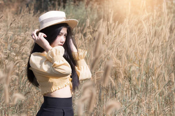 Un ritratto di una bella giovane donna asiatica che indossa cappello rotondo su — Foto Stock