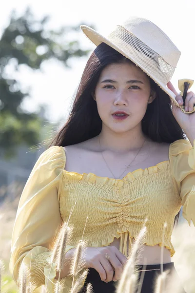 Un ritratto di una bella giovane donna asiatica che indossa cappello rotondo su — Foto Stock