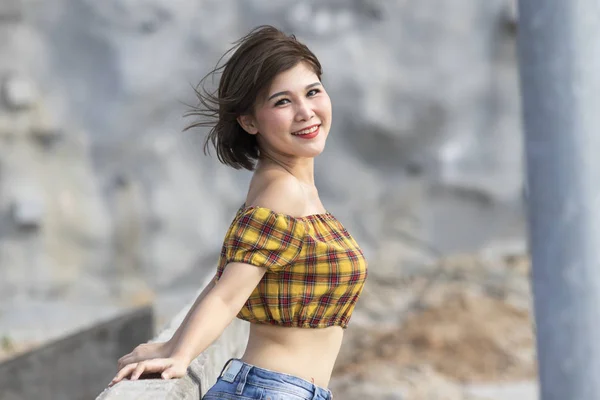 Porträt einer asiatischen Frau, die im Freien lächelt — Stockfoto