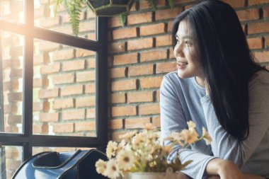 Kafede poz veren Asyalı kız portresi