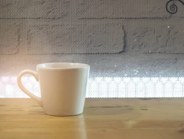Hot kopi dalam cangkir kopi putih di atas meja — Stok Foto