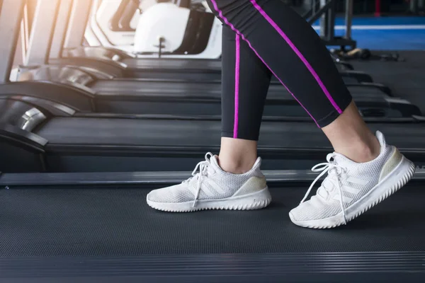 bir koşu bandı üzerinde çalışan kız