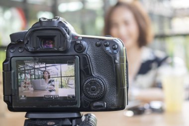 İçerde video kaydeden foto blogcu, kameraya seçici odaklanma