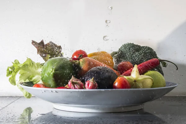 Muitos Vegetais Frescos Caindo Água Comida Saudável — Fotografia de Stock