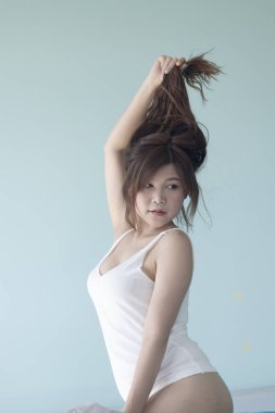 Yatakta poz veren güzel seksi kadın. İçerideki modelin moda portresi.