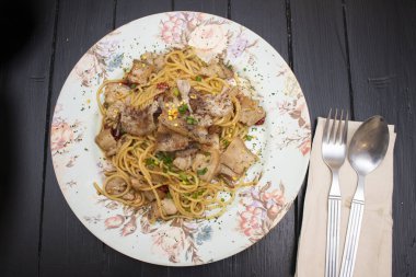 Pastırmalı spagetti.