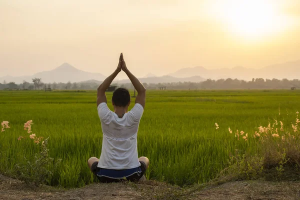 Joven Practicando Yoga Campo Arroz Atardecer Meditación — Foto de Stock