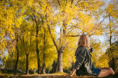 güzel sarışın kız bir smartphone selfie fotoğrafı spor ayakkabı