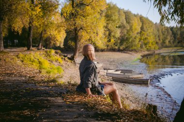 güzel sarışın kız sonbahar güneş ışınlarının sıcaklığına zevk