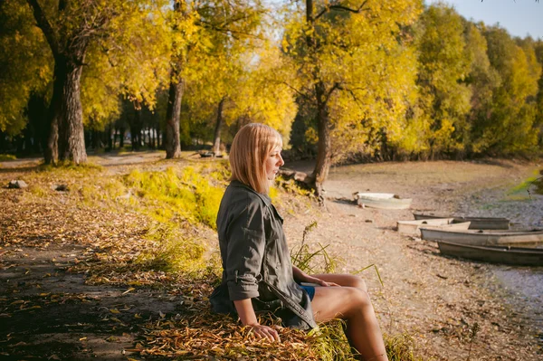 Pretty blonde girl enjoying warmth of autumn sun rays — Stock Photo, Image