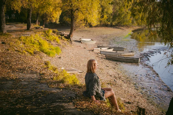 Pretty blonde girl enjoying warmth of autumn sun rays — Stock Photo, Image