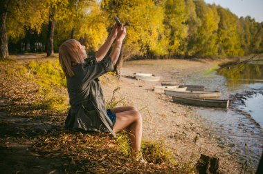 güzel sarışın kız sonbahar güneş ışınlarının sıcaklığına zevk