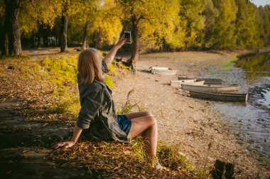 güzel sarışın kız sonbahar güneş ışınlarının sıcaklığına zevk