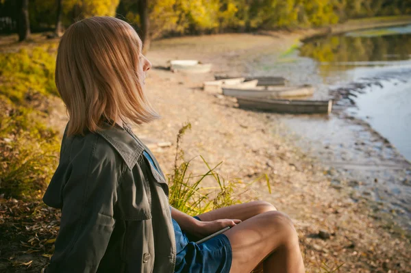 Pretty blonde girl enjoying warmth of autumn sun rays — Stock Photo, Image