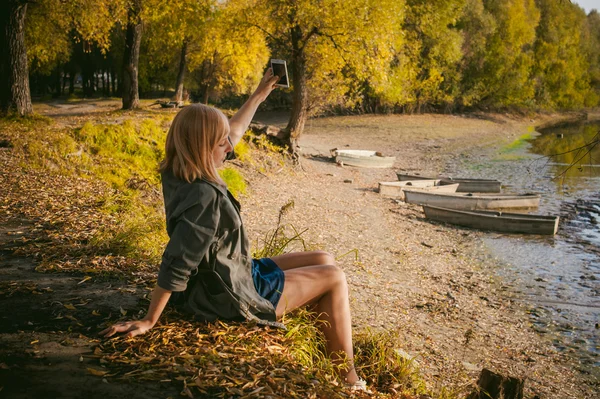 Pretty blonde girl enjoying warmth of autumn sun rays — Stock Photo, Image