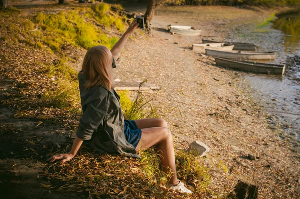 Menina loira bonita apreciando o calor dos raios de sol de outono — Fotografia de Stock