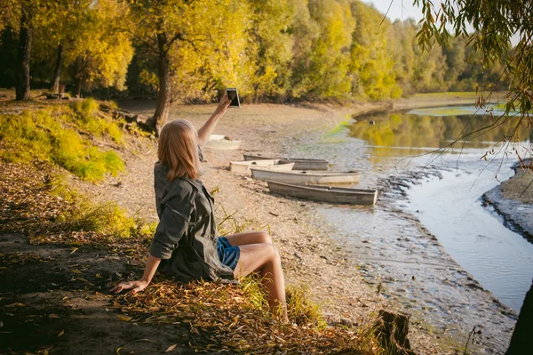 güzel sarışın kız sonbahar güneş ışınlarının sıcaklığına zevk