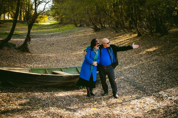 Ενηλίκων ζευγάρι περπάτημα στο πάρκο φθινόπωρο. σύζυγος και η σύζυγος περπάτημα σε εξωτερικούς χώρους το φθινόπωρο τελευταία ημέρες — Φωτογραφία Αρχείου