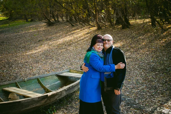 Sonbahar Park'ta yürüyordunuz yetişkin çift — Stok fotoğraf