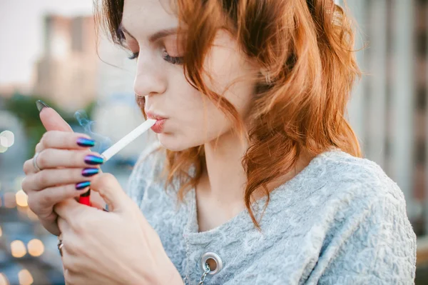 Girl with a cigarette. young beautiful woman smokes a cigarette in the street — Stock Photo, Image