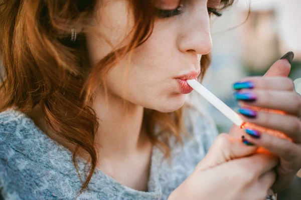 Girl with a cigarette — Stock Photo, Image