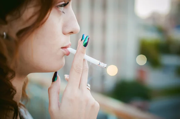 GIRL COM UM CIGARETTE — Fotografia de Stock