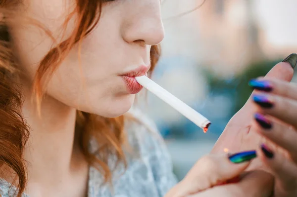 GIRL COM UM CIGARETTE — Fotografia de Stock