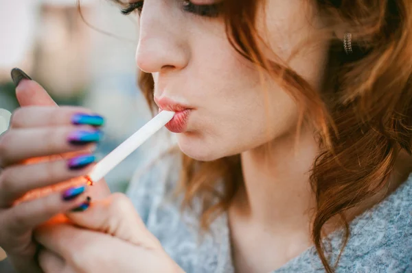 Meid met een sigaret. — Stockfoto