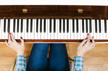 vintage bir piyano çalan kız