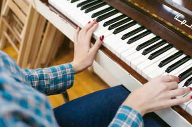 vintage bir piyano çalan kız