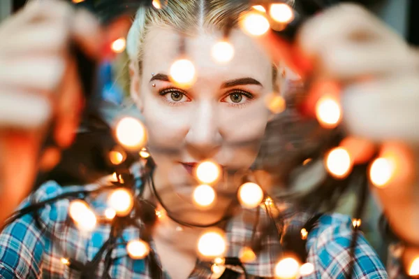 Retrato de una joven con luces . — Foto de Stock