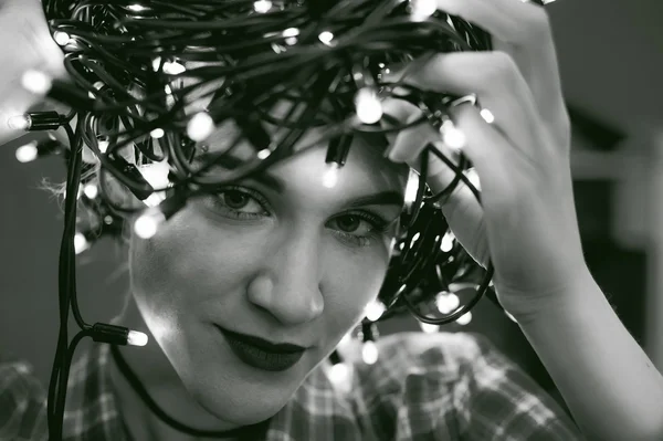 Retrato de una joven con luces . — Foto de Stock