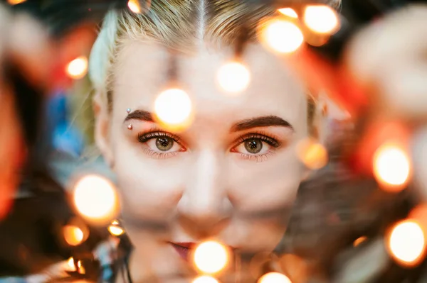 Retrato de una joven con luces . — Foto de Stock