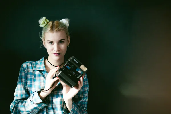 Retrato de estúdio de uma menina com câmera retro — Fotografia de Stock