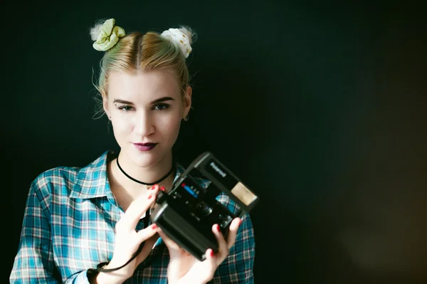 Retrato de estúdio de uma menina com câmera retro — Fotografia de Stock