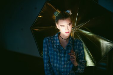 Altın şemsiye ile genç bir kadın portresi stüdyo