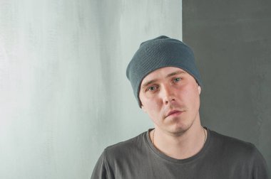 karanlık bir T-shirt, siyah deri ceket genç bir erkekte fotoğraf stüdyosu.